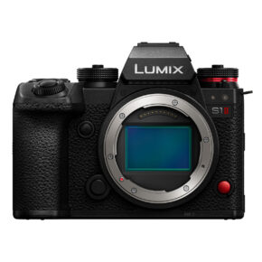 panasonic_s1ii_01 Etukuva mustasta Panasonic Lumix S1 II -järjestelmäkameran rungosta, jossa korostuvat sen suuri objektiivikiinnitys, kuvakenno, näkyvät säätimet ja Lumix-brändi.
