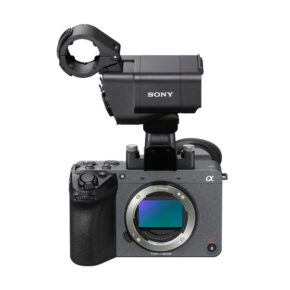 Sony FX2 + XLR-kahva -järjestelmäkamera on kuvattu eteenpäin, ja sen sensori, E-mount ja kiinnitetty XLR-kahva on esitetty valkoista taustaa vasten.