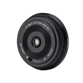 1747816963_525 Viltrox AF 28mm / 4.5 Nikon Z -kameran objektiivi seisoo pystyssä valkoisella taustalla, ja sen etulasi, tarkennusrengas ja painetut tiedot ovat näkyvissä.