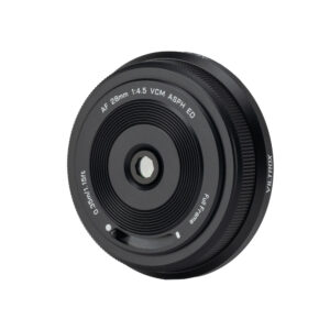 1747816963_525 Viltrox AF 28mm / 4.5 Nikon Z -kameran objektiivi seisoo pystyssä valkoisella taustalla, ja sen etulasi, tarkennusrengas ja painetut tiedot ovat näkyvissä.