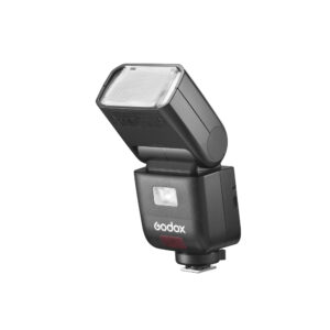 1748945640_515 Musta Godox V480 TTL Li-ion Head -salamapää Sony-kameroille on kuvassa vasemmalle suunnattuna, ja siinä on suorakulmainen salamapää, punainen sensori edessä ja se on asennettu hot shoe -jalustaan.