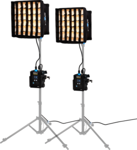 800q-001_128417 Nanlite PavoSlim 60B LED Panel 2-Light Kit sisältää kaksi ammattimaista LED-paneelia, joissa on softboxit ja ritilät säädettävissä jalustoissa, kummassakin ohjausyksikkö ja virtajohto, kaikki valkoista taustaa vasten.