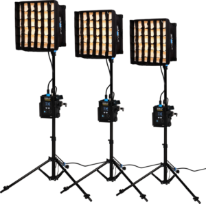 800q-001_128419 Nanlite PavoSlim 60B LED Panel 3-Light Kit With Stand näkyy rivissä valkoista taustaa vasten, kukin paneeli on asennettu säädettävään jalustaan ja varustettu neliönmuotoisilla softboxeilla ja grid-diffuusoreilla.