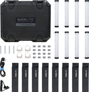 800q-001_132321 Nanlite PavoTube II 6XR 8 Light Kit, jossa on musta kantolaukku, kahdeksan LED-valoputkea, virtalähteet, kiinnitysklipsit, tarranauhat ja liittimet, on siististi järjestetty valkoiselle taustalle.