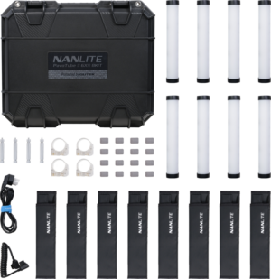 800q-001_132321 Nanlite PavoTube II 6XR 8 Light Kit, jossa on musta kantolaukku, kahdeksan LED-valoputkea, virtalähteet, kiinnitysklipsit, tarranauhat ja liittimet, on siististi järjestetty valkoiselle taustalle.