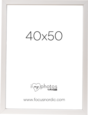 800q-01_105579 Focus Rock White 40x50 -kuvakehyksessä on keskellä iso teksti "40x50", sen alapuolella "i love my photos by FOCUS" ja alareunassa verkkosivusto www.focusnordic.com.
