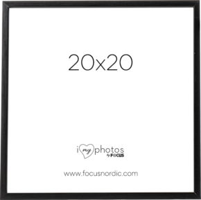 800q-01_108815 Focus Rock Black 20x20 on neliönmuotoinen musta valokuvakehys, jonka keskellä lukee "20x20", alapuolella "i love my photos by FOCUS" ja alaosassa "www.focusnordic.com". Kehys on tyhjä ja siinä on valkoinen tausta.