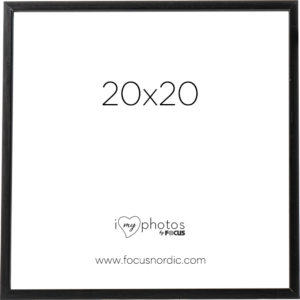 800q-01_108815 Focus Rock Black 20x20 on neliönmuotoinen musta valokuvakehys, jonka keskellä lukee "20x20", alapuolella "i love my photos by FOCUS" ja alaosassa "www.focusnordic.com". Kehys on tyhjä ja siinä on valkoinen tausta.