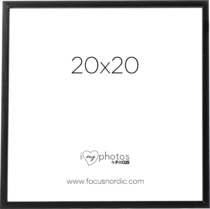 800q-01_108815 Focus Rock Black 20x20 on neliönmuotoinen musta valokuvakehys, jonka keskellä lukee "20x20", alapuolella "i love my photos by FOCUS" ja alaosassa "www.focusnordic.com". Kehys on tyhjä ja siinä on valkoinen tausta.