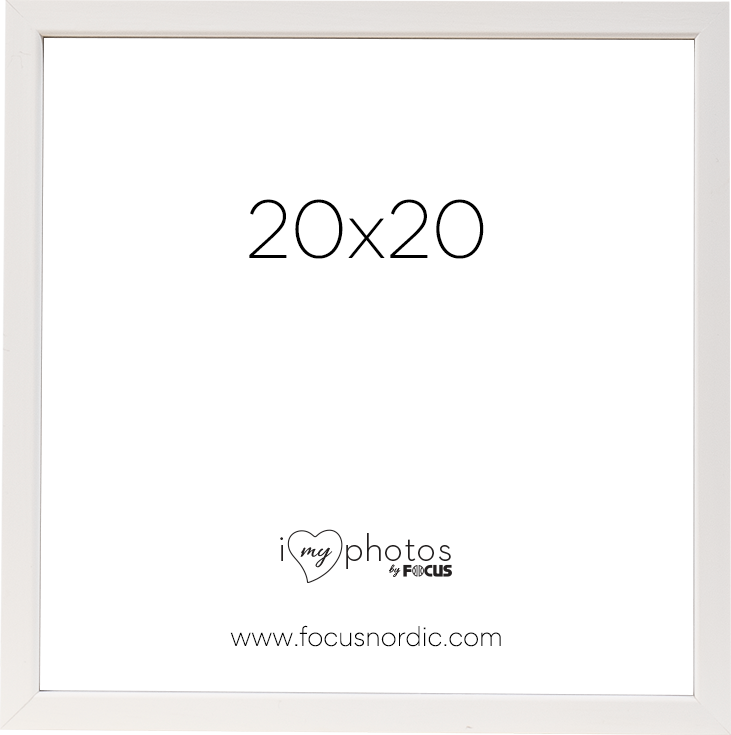 800q-01_108816 Focus Rock White 20x20 on valkoinen neliönmuotoinen kuvakehys, jonka keskellä lukee "20x20" ja jonka alaosaan on painettu "i love photos by FOCUS" ja "www.focusnordic.com".