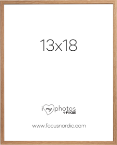 800q-01_120960 Focus Rock Oak Veneer 13×18 -kehyksessä on puinen valokuvakehys, jossa on valkoinen insertti, jossa näkyy 13x18-koko, www.focusnordic.com alareunassa ja sydänlogo, jossa lukee "i love photos by FOCUS".