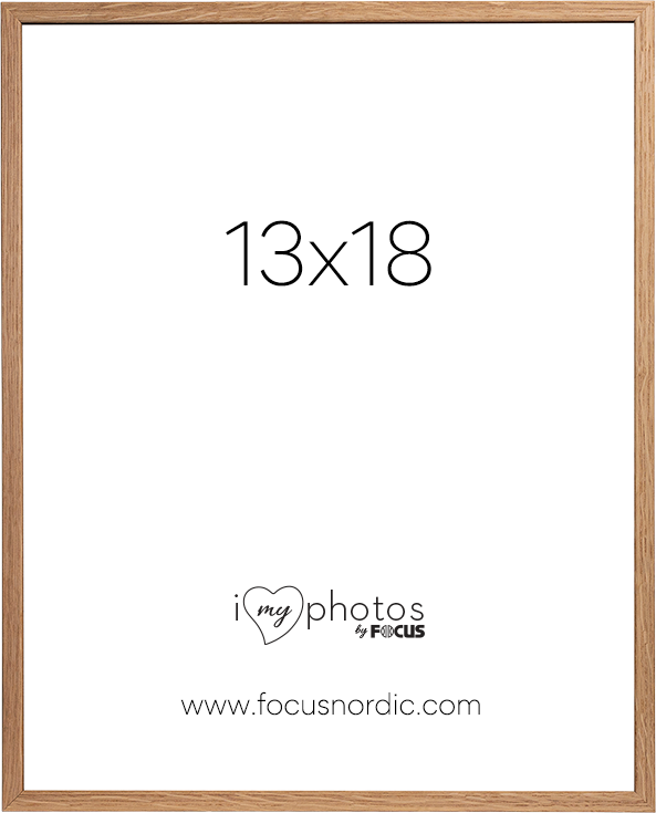 800q-01_120960 Focus Rock Oak Veneer 13×18 -kehyksessä on puinen valokuvakehys, jossa on valkoinen insertti, jossa näkyy 13x18-koko, www.focusnordic.com alareunassa ja sydänlogo, jossa lukee "i love photos by FOCUS".