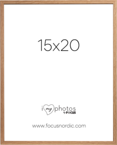 800q-01_120961 Focus Rock Oak Veneer 15×20 -valokuvakehyksessä on 15x20-paikka, "I love my photos by FOCUS" -logo ja www.focusnordic.com, kaikki valkoista taustaa vasten.