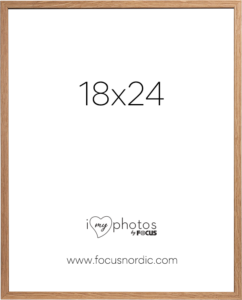 800q-01_120962 Focus Rock Oak -viilu 18X24 on puinen kuvakehys, jonka keskellä on teksti "18x24", alla "i my photos by FOCUS" ja alareunassa "www.focusnordic.com".