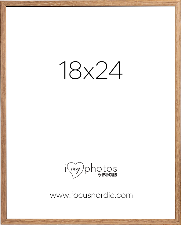 800q-01_120962 Focus Rock Oak -viilu 18X24 on puinen kuvakehys, jonka keskellä on teksti "18x24", alla "i my photos by FOCUS" ja alareunassa "www.focusnordic.com".