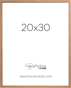800q-01_120964 Focus Rock Oak Veneer 20×30 on puinen valokuvakehys, jonka keskellä lukee "20x30" ja alareunassa "i love my photos by FOCUS" sekä www.focusnordic.com valkoisella pohjalla.