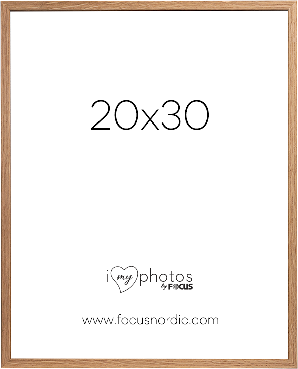 800q-01_120964 Focus Rock Oak Veneer 20×30 on puinen valokuvakehys, jonka keskellä lukee "20x30" ja alareunassa "i love my photos by FOCUS" sekä www.focusnordic.com valkoisella pohjalla.