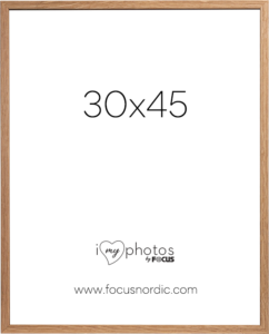 800q-01_120970 Focus Rock Oak -viilu 30x45 on kevyt puinen valokuvakehys, jonka keskellä on 30x45-koko ja alareunassa valkoisella pohjalla "i love my photos by Focus" ja www.focusnordic.com.