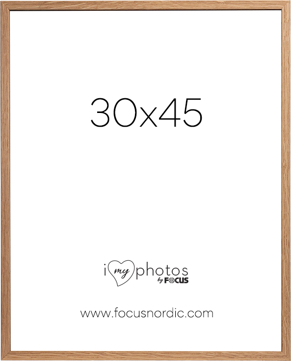 800q-01_120970 Focus Rock Oak -viilu 30x45 on kevyt puinen valokuvakehys, jonka keskellä on 30x45-koko ja alareunassa valkoisella pohjalla "i love my photos by Focus" ja www.focusnordic.com.