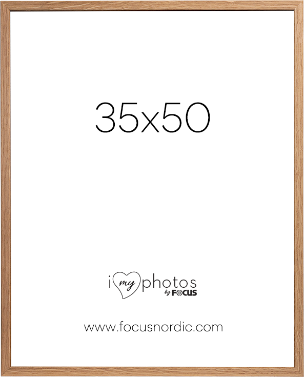 800q-01_120971 Focus Rock Oak -viilutettu 35x50-kehys, jossa on valkoinen tausta, suuri "35X50"-teksti ja "i love photos by Focus" ja "www.focusnordic.com" -logot alareunassa.