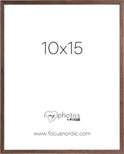 800q-01_120974 Focus Rock Walnut -viilu 10x15 on tyylikäs puinen valokuvakehys, jossa on valkoinen insertti, jossa lukee "10x15" suurella tekstillä, "i love my photos by Focus" -logo ja www.focusnordic.com alareunassa.