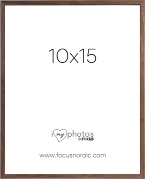 800q-01_120974 The Focus Rock Walnut 10x15 is a stylish wooden photo frame featuring a white insert bearing the words "10x15" in large text, the "i love my photos by Focus" logo and www.focusnordic.com at the bottom.