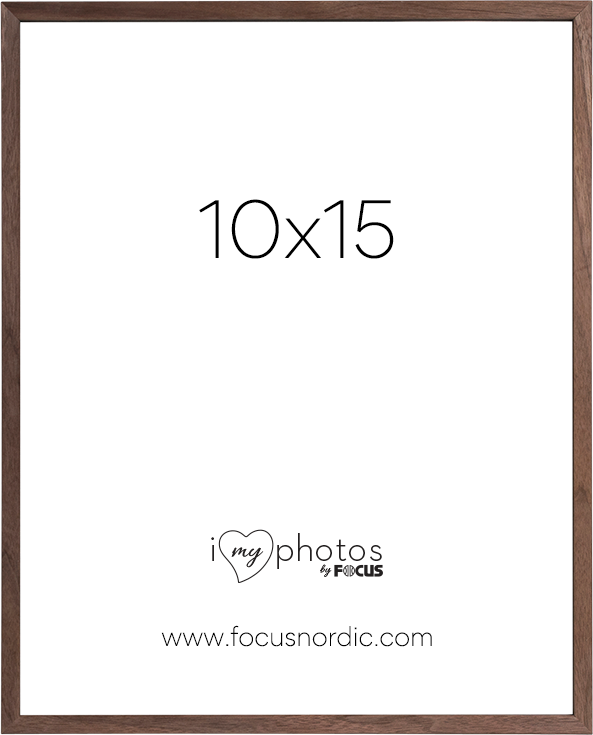 800q-01_120974 Focus Rock Walnut -viilu 10x15 on tyylikäs puinen valokuvakehys, jossa on valkoinen insertti, jossa lukee "10x15" suurella tekstillä, "i love my photos by Focus" -logo ja www.focusnordic.com alareunassa.