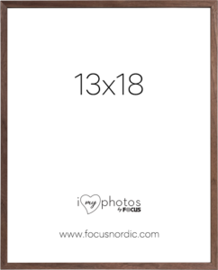 800q-01_120975 Focus Rock Walnut -viilu 13x18 on puinen valokuvakehys, jossa on valkoinen insertti, jossa näkyvät mitat 13x18. Sen alla lukee "i love my photos by Focus" ja siinä on verkkosivusto www.focusnordic.com.