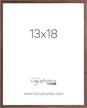 800q-01_120975 The Focus Rock Walnut 13x18 is a wooden photo frame featuring a white insert displaying the dimensions 13x18. Beneath this is the text "i love my photos by Focus" and the website address www.focusnordic.com.