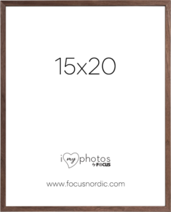 800q-01_120976 Focus Rock Walnut -viilu 15X20 on ruskea puinen valokuvakehys, jossa on sijoituskehys, jossa näkyy "15x20" suurella tekstillä, "i love photos by FOCUS" ja verkkosivusto www.focusnordic.com, kaikki valkoisella pohjalla.