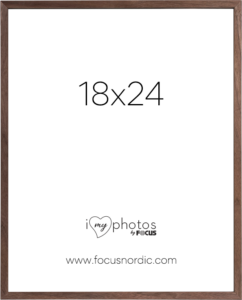 800q-01_120977 Focus Rock Walnut -viilussa 18x24 on puukehys, jonka keskellä on valkoinen insertti, jossa lukee "18x24", sekä verkkosivusto "www.focusnordic.com" ja "I love photos by Focus" -logo alareunassa.
