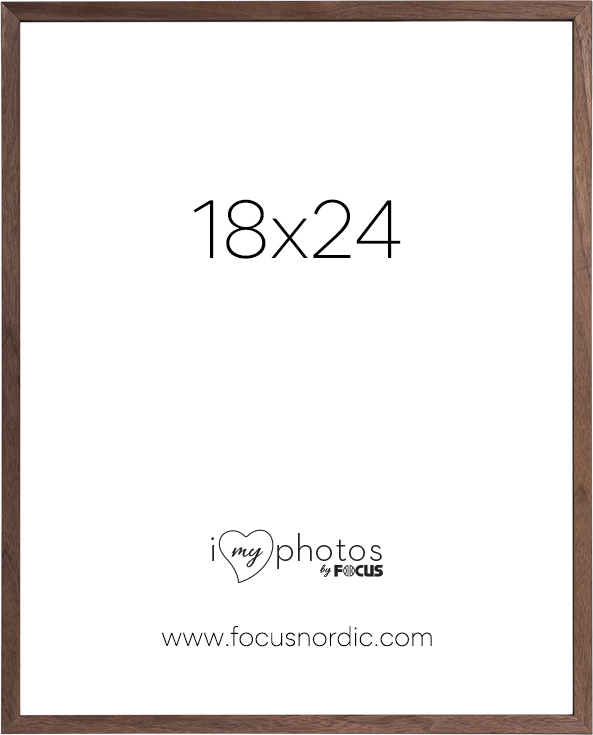 800q-01_120977 Focus Rock Walnut -viilussa 18x24 on puukehys, jonka keskellä on valkoinen insertti, jossa lukee "18x24", sekä verkkosivusto "www.focusnordic.com" ja "I love photos by Focus" -logo alareunassa.