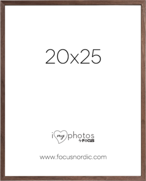 800q-01_120978 On the brown Focus Rock Walnut veneer, the 20x25 wooden photo frame displays "20x25" in the centre, "i love my photos by FOCUS" below, and "www.focusnordic.com" at the bottom, all on a white background.
