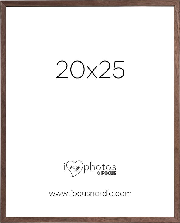 800q-01_120978 Ruskeassa Focus Rock Walnut -viilussa 20x25 puinen kuvakehys näyttää keskellä "20x25", alla "i love my photos by FOCUS" ja alareunassa "www.focusnordic.com" valkoisella pohjalla.