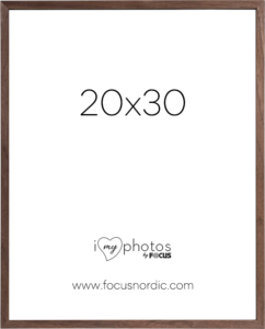 800q-01_120979 Focus Rock Walnut 20X30 -kuvakehys, jonka keskellä on teksti "20x30", alla "i love my photos by Focus" ja alareunassa "www.focusnordic.com" valkoisella pohjalla.
