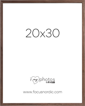 800q-01_120979 Focus Rock Walnut 20X30 photo frame with the text "20x30" in the middle, "i love my photos by Focus" below and "www.focusnordic.com" at the bottom on a white background.