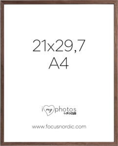 800q-01_120980 Ruskeassa Focus Rock Walnut -viilukehyksessä (21x29,7 A4), jossa on valkoinen matto, lukee keskellä "21x29,7 A4" ja sen alla "i love my photos by FOCUS" ja "www.focusnordic.com".