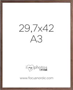 800q-01_120982 Focus Rock Walnut -viilu 29,7x42 (A3) -valokuvakehyksessä on valkoinen paperi, jossa näkyy koko suurella tekstillä, alla "i love photos by Focus" ja alareunassa www.focusnordic.com.