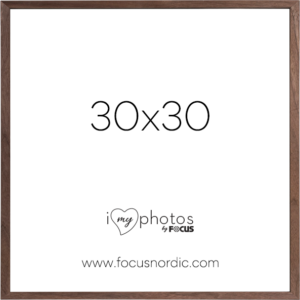 800q-01_120983 Focus Rock 30x30 -neliön muotoisessa pähkinäviilussa on valkoinen tausta, jonka keskellä lukee "30x30", alla "I love my photos by FOCUS" ja alareunassa "www.focusnordic.com".