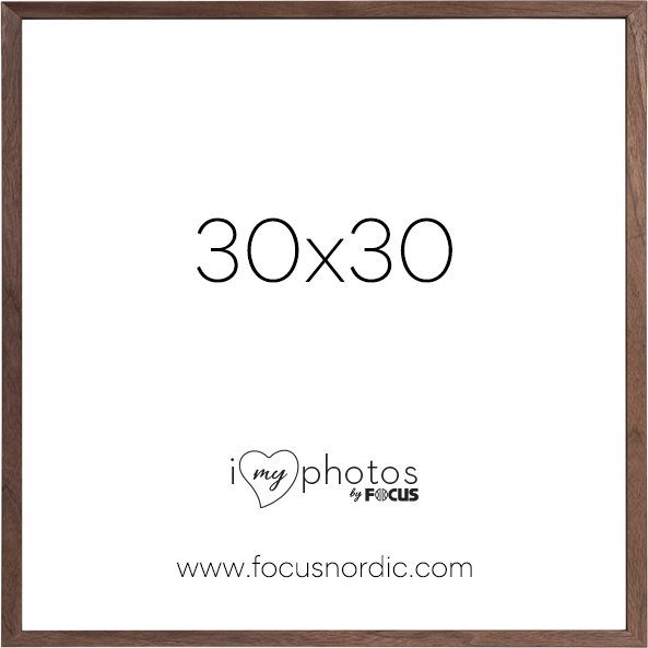 800q-01_120983 Focus Rock 30x30 -neliön muotoisessa pähkinäviilussa on valkoinen tausta, jonka keskellä lukee "30x30", alla "I love my photos by FOCUS" ja alareunassa "www.focusnordic.com".