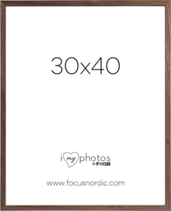 800q-01_120984 Focus Rock Walnut -viilu 30x40 puinen kuvakehys, jossa on valkoinen tausta, jossa näkyy "i love photos" ja www.focusnordic.com.