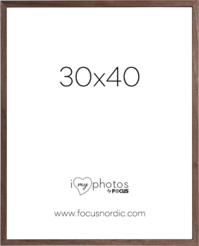 800q-01_120984 Focus Rock Walnut -viilu 30x40 puinen kuvakehys, jossa on valkoinen tausta, jossa näkyy "i love photos" ja www.focusnordic.com.
