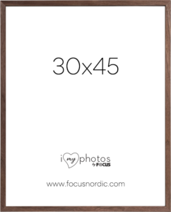 800q-01_120985 Focus Rock Walnut -viilu 30X45 on puinen valokuvakehys, jossa on valkoinen kehys, jonka keskellä on "30x45", alla "i love my photos by FOCUS" -logo ja alareunassa www.focusnordic.com.