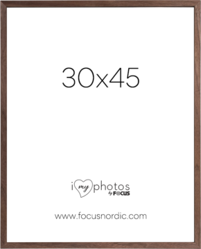 800q-01_120985 Focus Rock Walnut -viilu 30X45 on puinen valokuvakehys, jossa on valkoinen kehys, jonka keskellä on "30x45", alla "i love my photos by FOCUS" -logo ja alareunassa www.focusnordic.com.