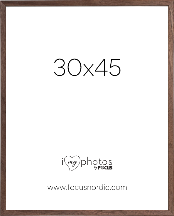 800q-01_120985 Focus Rock Walnut -viilu 30X45 on puinen valokuvakehys, jossa on valkoinen kehys, jonka keskellä on "30x45", alla "i love my photos by FOCUS" -logo ja alareunassa www.focusnordic.com.
