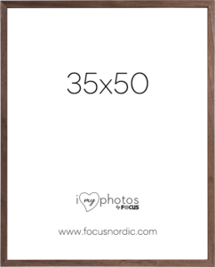 800q-01_120986 Focus Rock Walnut -viilu 35X50 on ruskea puinen valokuvakehys, jossa on valkoinen insertti, jossa lukee "35x50" suurella tekstillä, "i love my photos by Focus" -logo ja www.focusnordic.com.