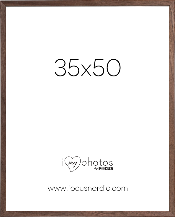 800q-01_120986 Focus Rock Walnut -viilu 35X50 on ruskea puinen valokuvakehys, jossa on valkoinen insertti, jossa lukee "35x50" suurella tekstillä, "i love my photos by Focus" -logo ja www.focusnordic.com.