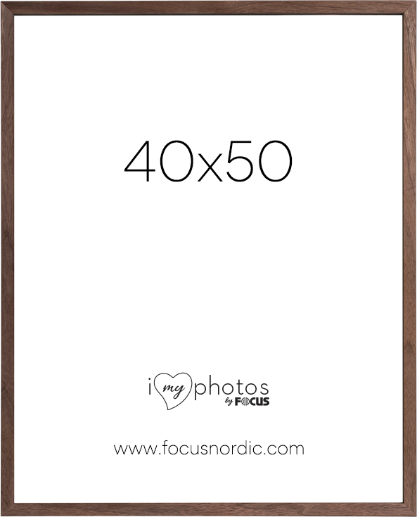 800q-01_120988 Ruskea Focus Rock Walnut -viilu 40x50 valokuvakehys, jossa on valkoinen matto, "i love my photos" by FOCUS -logo ja www.focusnordic.com -osoite alareunassa.