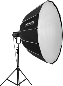 800q-01_121288 Nanlite Softbox Parabolic 150 (Quick Release) on asennettu studiovalotelineeseen ja näytetään valkoista taustaa vasten.