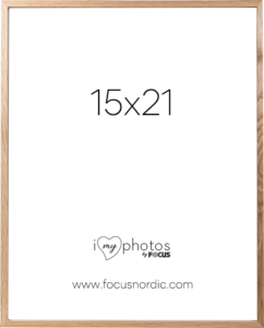800q-01_123186 Focus Rock Oak Veneer 15x21 -kuvakehyksessä on valkoinen tausta, jossa on 15x21 suurella tekstillä sanojen "I love my photos by FOCUS" ja verkkosivuston www.focusnordic.com yläpuolella.
